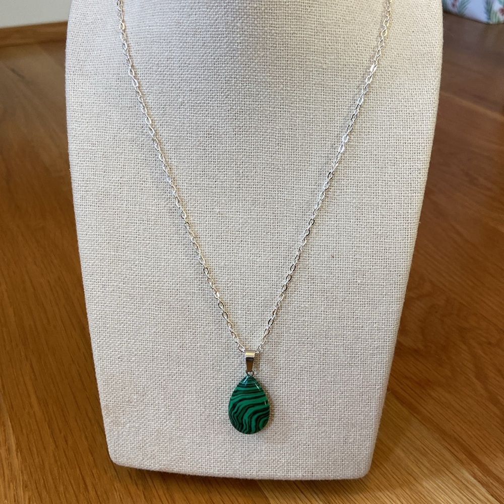 Green Malachite Pendant & 18 inch necklace - Picture 2 of 3